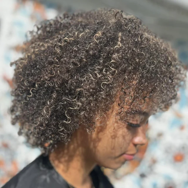 Sometimes less is more….
Swipe⬅️ for the before….

Stunning work by @thepointsam. Carefully placed foils, working with the texture, natural fall and density of Amber’s amazing hair. 

Sam is The Point’s Master Colour Expert, and we’re proud to say that she has been part of our team for the last 16 years🙌🏻❤️

Follow the link in our profile and book yourself in for an obligation free consultation 🎨✨

#mastercolourexpert #wellacolour #texturedhair #brightonhairdresser #brightonhair #northlaine #lessismore #colourplacement #
